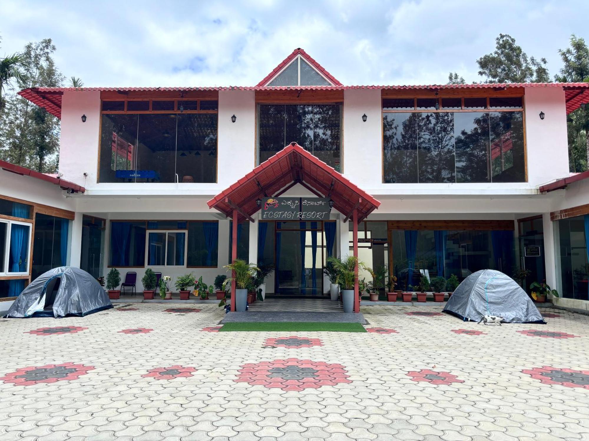 Ecstasy Tent Stay With Swimming Pool & Common Washroom Чикмагалур Екстер'єр фото